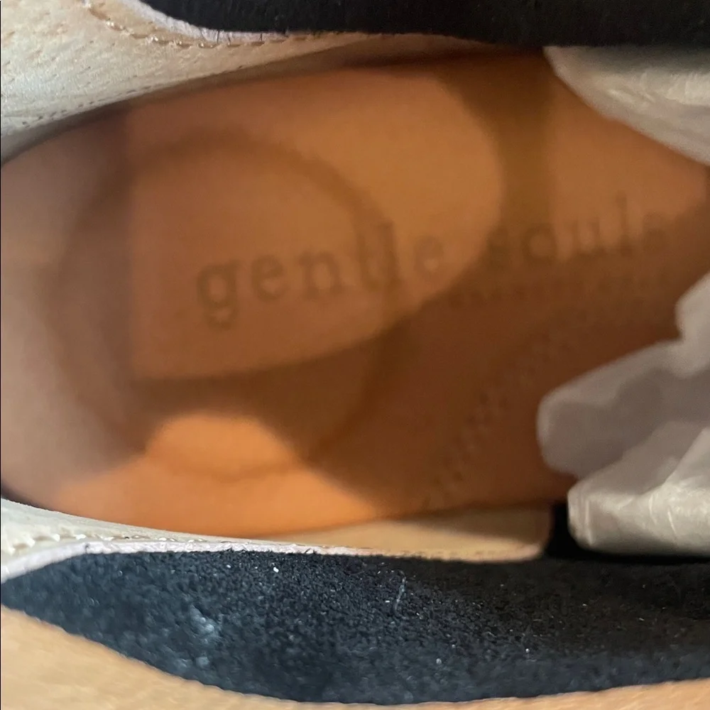 Gentle Souls by Kenneth Cole Emma zip bootie, Black Suede Chukka Boots size 6